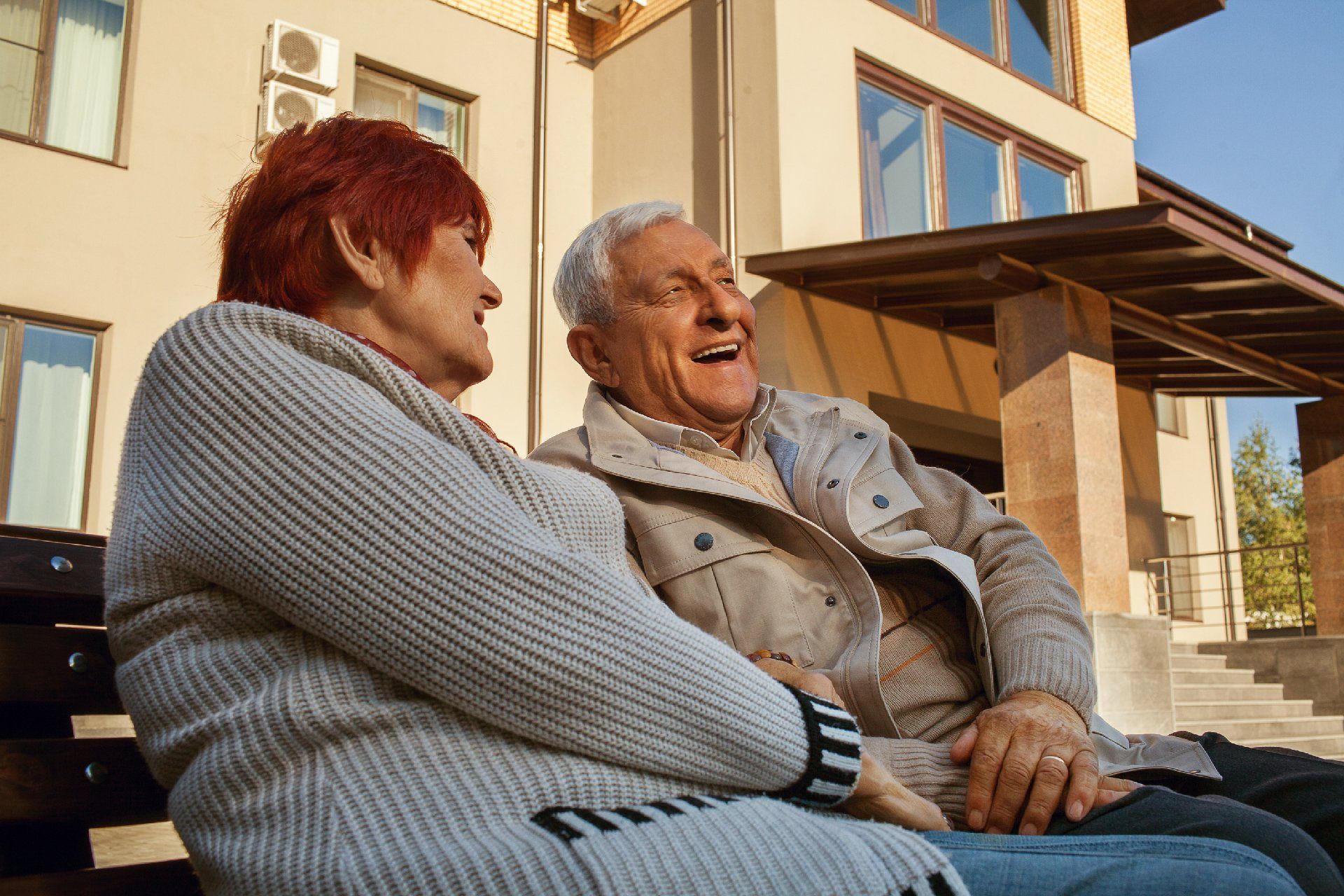 Зачастую в пенсионном возрасте пожилые люди слабеют, становятся беспомощными и нуждаются в постоянной заботе. Если в вашем доме есть престарелый или больной человек, а времени для самостоятельного ухода не хватает, обратитесь в наш дом-интернат для стариков «Долгожители» в пгт. Мокроус. Кому подойдет пансионат для престарелых? В наше учреждение принимаются как дееспособные пенсионеры, так и люди с различными отклонениями в любом возрасте. В частный пансионат для пожилых людей с деменцией и другими отклонениями вы можете обратиться при таких сложных заболеваниях, как: 1.	Альцгеймер. 2.	Паркинсонизм. 3.	Рассеянный или старческий склероз. 4.	Почечная недостаточность. 5.	Недержание мочи и кала. 6.	Атеросклероз. 7.	Онкология. 8.	Сахарный диабет. 9.	Депрессия. 10.	Невроз. И многие другие болезни. В дом-интернат для престарелых и инвалидов «Долгожители» в пгт. Мокроус можно обратиться при серьезных умственных или физических нарушениях. Наши сиделки обеспечат круглосуточную заботу и сделают всё возможное, чтобы облегчить состояние пенсионера. Мы проводим реабилитационный период и восстановление за дополнительную плату, сёстры милосердия могут дежурить у кровати круглые сутки, если это понадобится и сменяются несколько раз в день, поэтому пенсионеры всегда находятся под надежным контролем. Если нужно, мы сами заменим подгузники, катетеры, мочеприемники, калосборники, поменяем постельное белье и одежду, поможем в организации питания. Наши повара готовят вкусное домашнее питание по меню меню, учитываются все особенности организма и рекомендованная диета. Частный дом престарелых предлагает различные тарифы!  В нашем пансионате «Долгожители» в пгт. Мокроус, вы самостоятельно можете выбрать комнату для проживания, подселить пенсионера в двухместные, трехместные и четырехместные номера. Если необходимо одноместное проживание и полный покой, это также можно организовать при условии выкупа всей комнаты. Наш пансионат для престарелых лежачих больных оборудован всем необходимым, чтобы даже в тяжёлом состоянии пенсионеру жилось комф