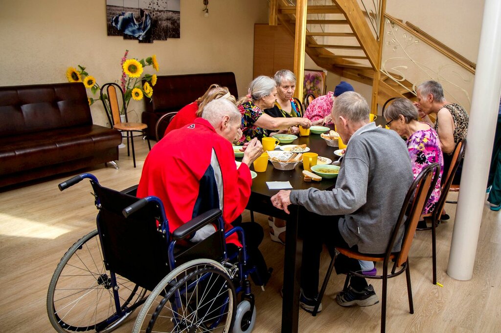 В пожилом возрасте человек нуждается в заботе и внимании близких. А если престарелый, к тому же, тяжело болен, ему необходим квалифицированный уход. Пансион для престарелых лежачих больных "Долгожители" в поселке Беленький поможет вам и вашему пожилому родственнику справиться с нелегкой задачей. Мы ухаживаем за инвалидами, пожилыми с деменцией, за пенсионерами, пережившими инсульт и инфаркт, лежачими больными. У нас есть опыт ухода и присмотра за пенсионерами с подагрой и артритом, с онкологией, гипертонией, с сахарным диабетом, недержанием и многими другими заболеваниями, которые требуют постоянного присутствия и наблюдения. Условия пансионата для пожилых Частный пансионат для пожилых людей в Беленьком находится в спокойном, тихом уголке Саратовской области. Это современное здание с евро ремонтом и новейшим оснащением. У нас большая охраняемая территория вокруг дома-интерната для престарелых в Беленьком. Здесь наши подопечные гуляют, наслаждаются тишиной и свежим воздухом. Мы предоставляем: -	Комфортные, светлые, чистые комнаты для одного, двух, трех и четырех человек. -	Удобные кровати. -	Для лежачих больных предусмотрены кровати-каталки с механизмом подъема. -	Кнопка экстренного вызова в каждой комнате. -	Душ и туалет находятся на этаже. -	В каждой комнате есть телевизор. -	В просторном зале установлен большой телевизор, столы и стулья для настольных игр. -	В уютной столовой расставлены столики со стульями, за которыми наши подопечные едят пять раз в день. -	Для инвалидов-колясочников установлены пандусы, поручни, перила и лифт. Уход за пожилыми людьми в домах престарелых "Долгожители" обеспечивает опытный и дружелюбный персонал: нянечки, сиделки, сестры милосердия, повар, организатор, уборщицы, прачки, охрана. Все они каждый день отдают полностью себя и свое внимание наших постояльцев. Как оформить в дом престарелых Чтобы оформить в пансионат для престарелых в Беленьком пенсионера, нужно получить согласие старика на переезд и дальнейшее проживание в нашем учреждении и собрать необходимые документы. Перечень д