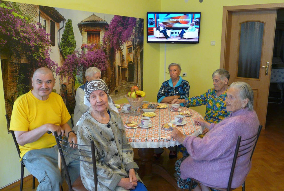 Частный дом престарелых «Долгожители» в Баланде выручит людей, у которых нет времени присматривать за пожилыми родителями. Оставлять пенсионеров в одиночестве может быть опасно, поэтому мы всегда готовы прийти на помощь тем, кто в этом нуждается. Позвоните в наш пансионат для престарелых лежачих больных, чтобы уточнить цены или забронировать проживание заранее. Когда возникает необходимость обращения в пансионат для престарелых? Независимо от вашей ситуации, мы готовы на быстрое размещение и организацию полноценной помощи. Уход за пожилыми в домах престарелых может потребоваться в различных случаях, например: 1. Если пенсионер только что выписался из специализированного учреждения и требуется наблюдение за ним. 2. Если вы проживаете в другом районе или городе, что не позволяет навещать родителей ежедневно. 3. Когда состояние пенсионера тяжёлое, и вы понимаете, что своими силами уже не справляетесь. 4. Если у родственников нет особых навыков или физических возможностей для заботы о пенсионере. 5. Когда у пенсионера нет своей жилплощади, а проживание в семье невозможно. В этих, а также многих других случаях вы можете обратиться в наш платный дом-интернат для престарелых и инвалидов.  Преимущества проживания у нас: 1. Мы возьмемся за размещение пенсионеров с любыми дефектами. 2. Частный пансионат для пожилых оснащен комфортабельными номерами европейского уровня со всеми удобствами. 3. В пансионате «Долгожители» в Баланде организовано пятиразовое питание, где три основных приема пищи, а также два перекуса. 4. Вы можете самостоятельно скорректировать тариф, в зависимости от болезней, возраста и общего самочувствия пенсионера. 5. Территория пансионата «Долгожители» в Баланде закрытая, пенсионеры могут находиться на свежем воздухе под наблюдением и в полной безопасности. 6. Мы устраиваем специальные мероприятия, викторины и мастер-классы для пенсионеров. 7. Наш частный пансионат для пожилых людей — это место для живого общения, где все соседи находятся в общей возрастной группе. 8. Связь с близкими людьми не будет утеря