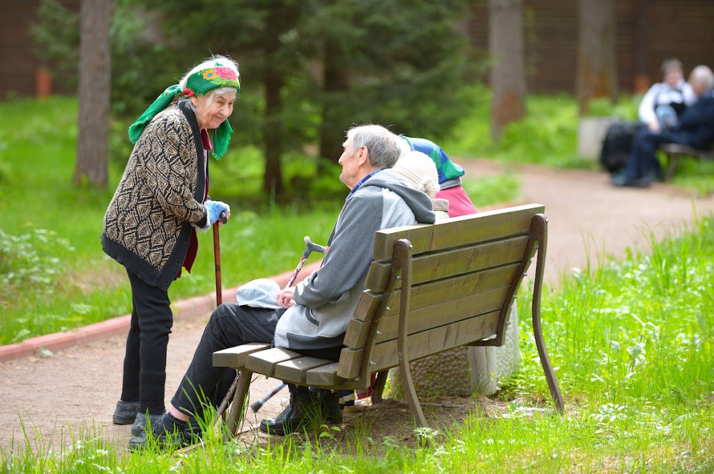 Старость всегда ассоциируется с болезнями и одиночеством. Пожилые люди уже ничего не ждут от жизни, часто думают о смерти. Но если разобраться и принять правильное решение, то и в старости можно жить в комфорте, иметь много друзей, ежедневно получать помощь от людей, которые считают это своим призванием. Персонал пансионата для пожилых людей "Долгожители" в Набережном Увеке ежедневно помогает пенсионерам справиться с жизненными трудностями, ухаживают за ними, окружают заботой и внимание своих подопечных. У нас работают опытные сиделки, нянечки, сестры милосердия, которые всегда рядом и придут на помощь пенсионеру в любую минуту. Мы осуществляем квалифицированный уход за: -	Инвалидами-колясочника,  -	больными с подагрой и артритом, -	онкобольными,  -	людьми с заболеваниями суставов, -	пенсионерами с заболеваниями сердца и сосудов, -	пожилыми с деменцией и болезнью Альцгеймера, -	престарелыми с болезнью Паркинсона, -	пожилыми со старческим слабоумием, -	пенсионерами с гипертонией, -	людьми с варикозным расширением вен, -	больными, перенесшими инфаркт и инсульт, -	лежачими и тяжелобольными. Подопечные дома-интерната для престарелых и инвалидов в поселке Набережный Увек находятся в благоприятной, дружелюбной обстановке. У нас они не чувствуют себя брошенными и одинокими. Наши услуги Мы обеспечим пожилому человеку условия, при которых он сможет комфортно жить, правильно питаться, чувствовать себя частью социума. Все эти факторы влияют на здоровье и долголетие пенсионеров.  Частный пансионат для пожилых людей "Долгожители" в Набережном Увеке оказывает такие услуги: -	Размещение в комфортабельных номерах. -	Индивидуальный уход в зависимости от заболевания старика. -	Ежедневный профилактический осмотр. -	Замер давления и уровня сахара в крови тем гипертоникам и диабетикам. -	Массаж от пролежней лежачим больным. -	Сопровождение на прогулку пожилых с деменцией, инвалидов-колясочников, ослабленных престарелых людей. -	Уход за волосами, ногтями.  -	Помощь в гигиене. -	Контроль за своевременным приемом лекарств. -	Сбалансиров